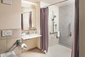 Hoernle - Family Room (Handicapped accessible) | Salle de bain | Douche, sèche-cheveux, serviettes fournies, savon