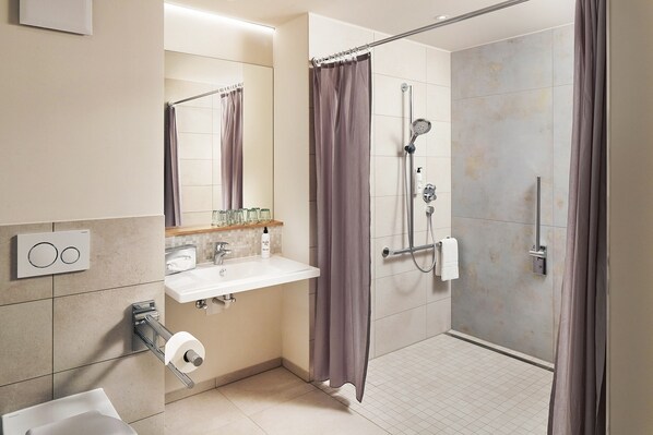 A modern bathroom with a shower, toilet, and sink. - Hotel und Gasthaus Seehörnle (Gaienhofen)