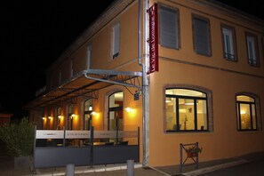 Facciata della struttura - sera/notte