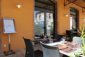 供应早餐、午餐和晚餐，法国菜