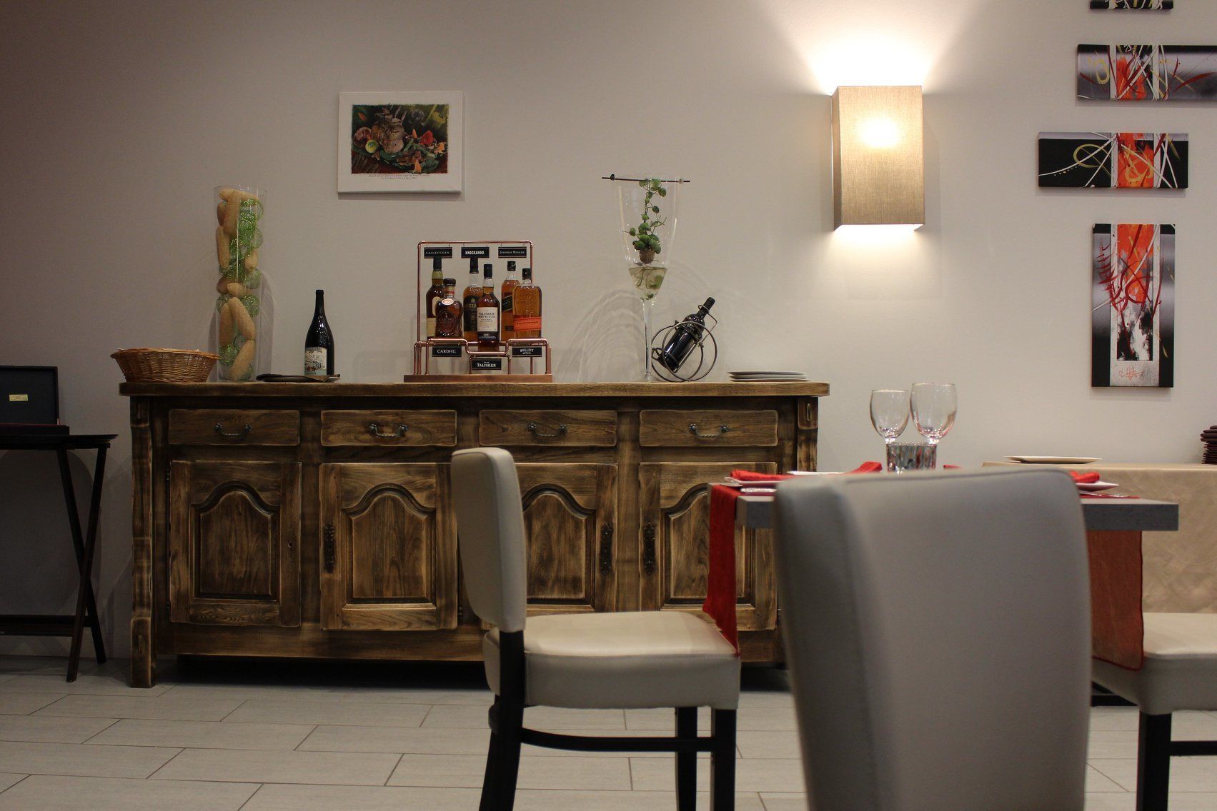 Phục vụ bữa sáng, bữa trưa, bữa tối, món Pháp 