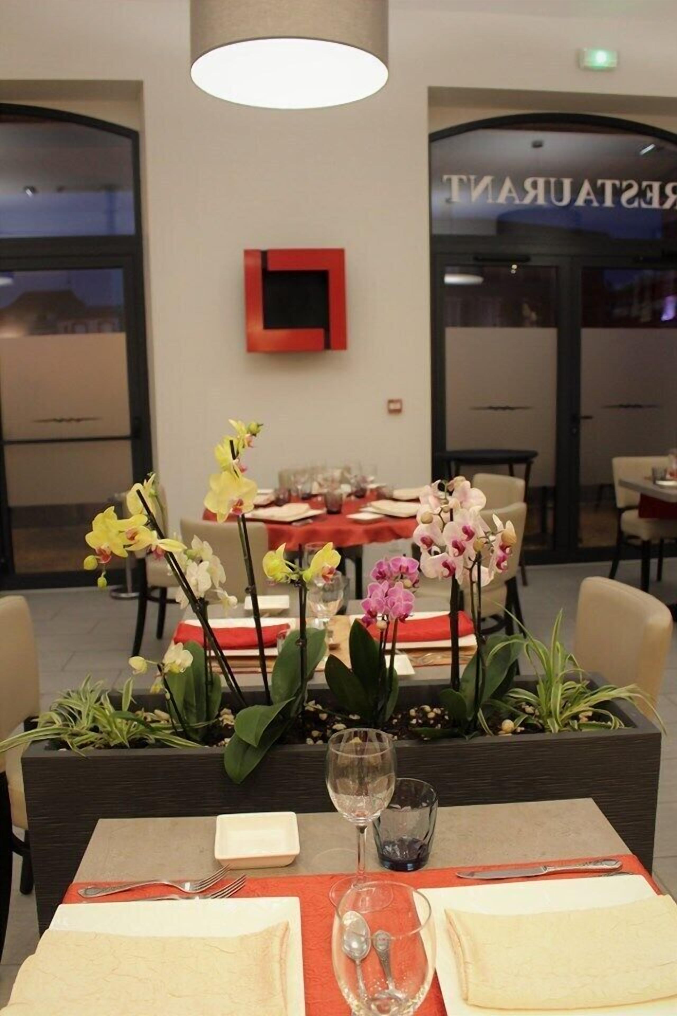 Sarapan, makan tengah hari, makan malam dihidangkan; masakan Perancis 