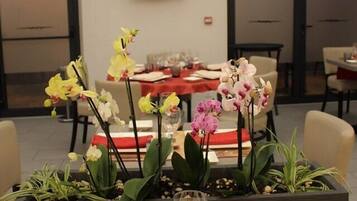 Sarapan, makan tengah hari, makan malam dihidangkan; masakan Perancis