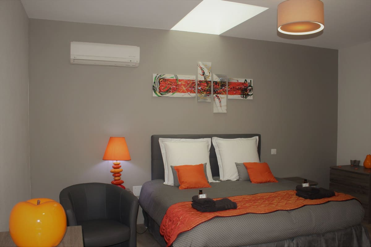 Twin kamer (Orange) | Individueel gedecoreerd, individueel gemeubileerd