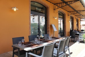 Petit déjeuner, déjeuner et dîner servis sur place