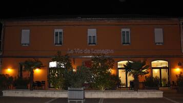 Depan hartanah - siang/malam