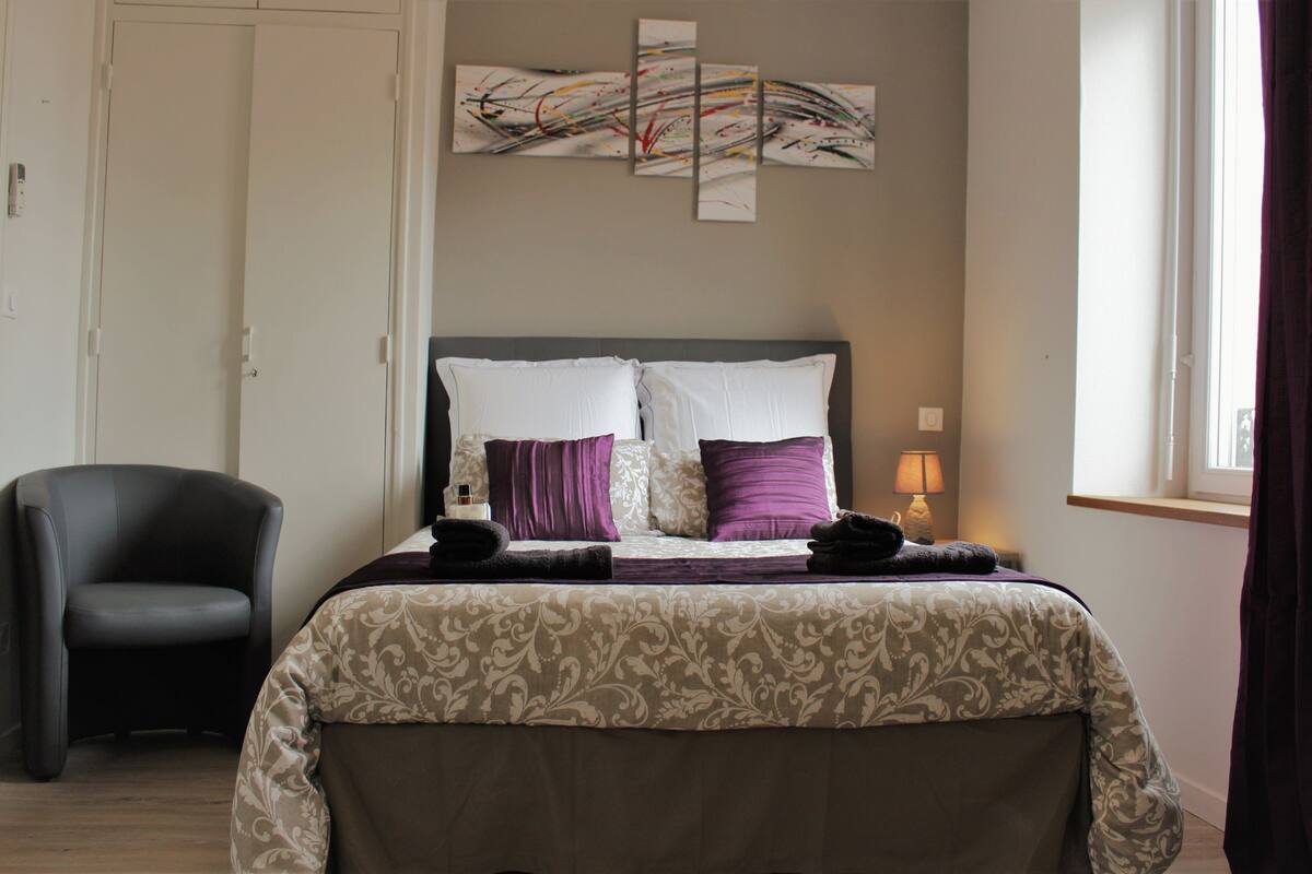 Double Room (Violette) | Iron/ironing board (on request), rollaway beds (surcharge), WiFi (free)