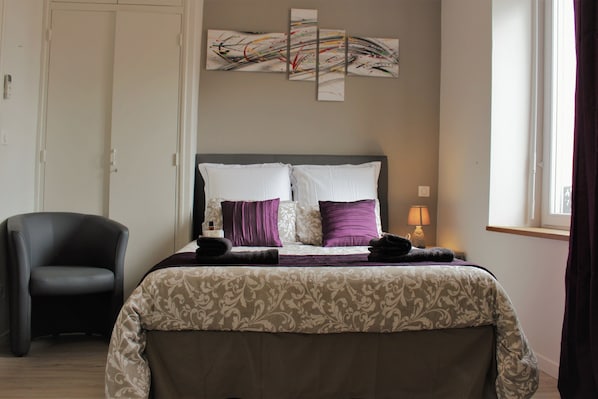 Chambre Double (Violette) | Décoration personnalisée, ameublement personnalisé