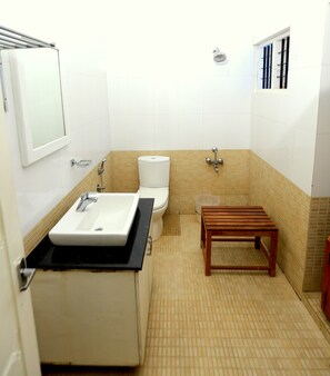 Shower, rainfall showerhead, free toiletries, towels