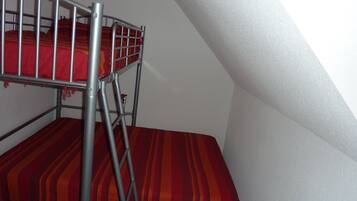 2 slaapkamers, een strijkplank/strijkijzer, reisbedje