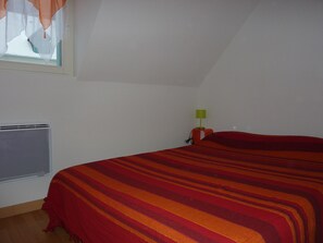 2 chambres, fer et planche Ă repasser, lit parapluie