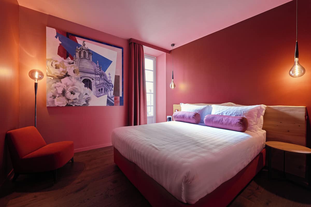 Deluxe-Doppel- oder -Zweibettzimmer, Stadtblick | 1 Schlafzimmer, Minibar, Zimmersafe, individuell dekoriert