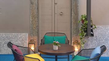 Sert le brunch et l'apéritif