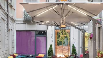 Serves brunch and happy hour