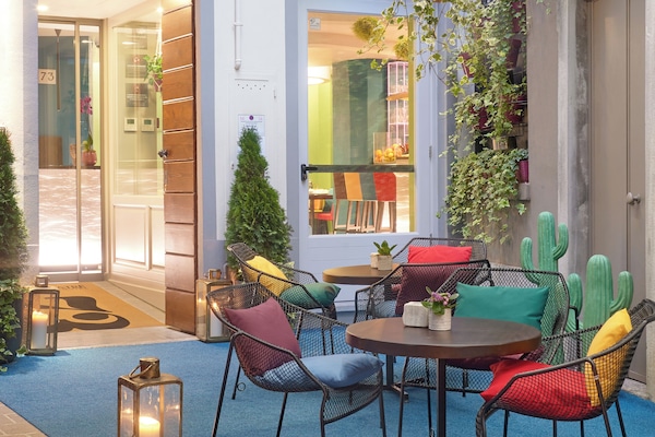 Serves brunch and happy hour