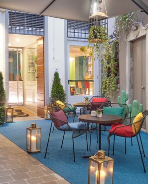 Serves brunch and happy hour - 73 Boutique Hotel   (Como)