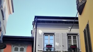 A building with a sign reading "SETTANTATRE BOUTIQUE HOTEL". - 73 Boutique Hotel   (Como)