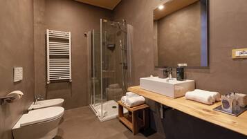 Douche, douche à « effet pluie », articles de toilette gratuits