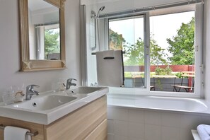 Suite, Private Bathroom, Sea View (Petit et Grand Huernic) | Bathroom - Rêves de Bord de Mer (Locmariaquer)