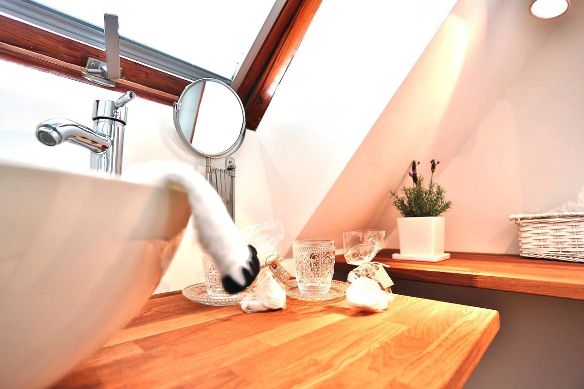 Ein Badezimmer mit Waschtisch, Spüle und Spiegel.
