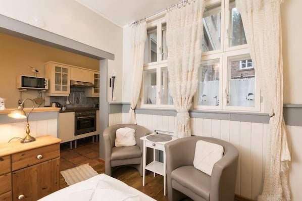 Studio, Kitchenette | Private kitchen | Fridge, stovetop, coffee/tea maker, cookware/dishes/utensils