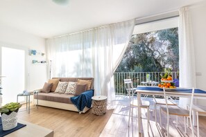 Appartement, 2 chambres | Coin séjour | Télévision à écran plat