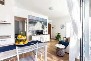 Apartment, 2 Schlafzimmer | Essbereich im Zimmer