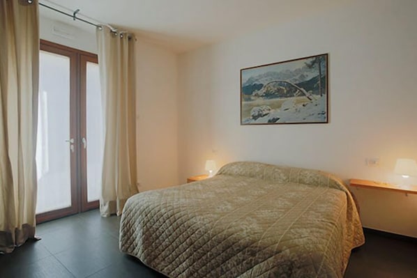 Free cots/infant beds, free WiFi, bed sheets