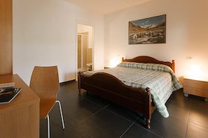 Habitación Confort con 1 cama matrimonial o 2 individuales | Cunas gratuitas, wifi gratis y ropa de cama