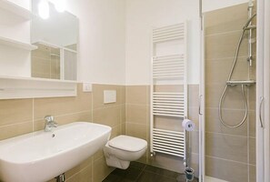 Habitación Confort con 1 cama matrimonial o 2 individuales | Baño | Regadera y toallas