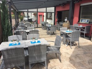 تناول الطعام بالخارج