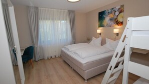 Quadruple Room | Iron/ironing board, cribs/infant beds, rollaway beds, free WiFi - Hotel Ristorante Colosseum (Rheinboellen)