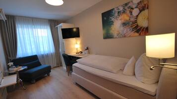 Single Room | Iron/ironing board, cribs/infant beds, rollaway beds, free WiFi