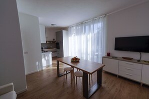 Apartment, 2 Schlafzimmer | Essbereich im Zimmer
