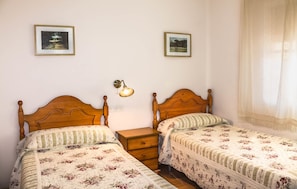 Habitación con 1 cama doble o 2 individuales, baño privado | Wifi gratis y ropa de cama