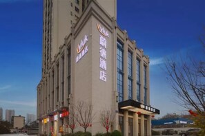 A tall building with a sign that reads "Yluk" and "restaurant" in English and another language. - Vyluk Hotel Chengdu UESTC (Chengdu)