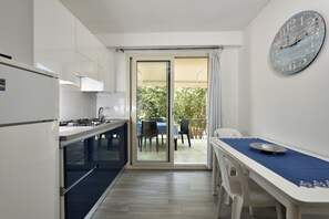 Apartamento, 1 habitación | Cocina privada | Frigorífico, placa de cocina y utensilios de cocina