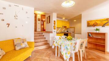 Apartment, 3 Bedrooms | In-room dining