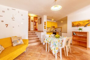 Appartement, 3 chambres | Restauration dans la chambre