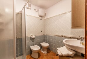 Apartment, 3 Bedrooms | Bathroom | Shower, bidet, towels, shampoo - Casa Pedra Longa (Baunei)