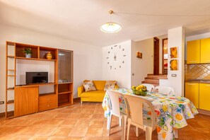 Apartment, 3 Bedrooms | In-room dining - Casa Pedra Longa (Baunei)