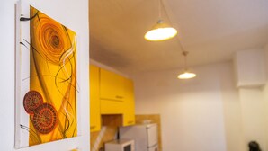 Una cocina moderna con armarios amarillos, microondas y estufa.