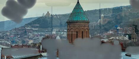 Panorama di una città con un'imponente torre e una moschea.