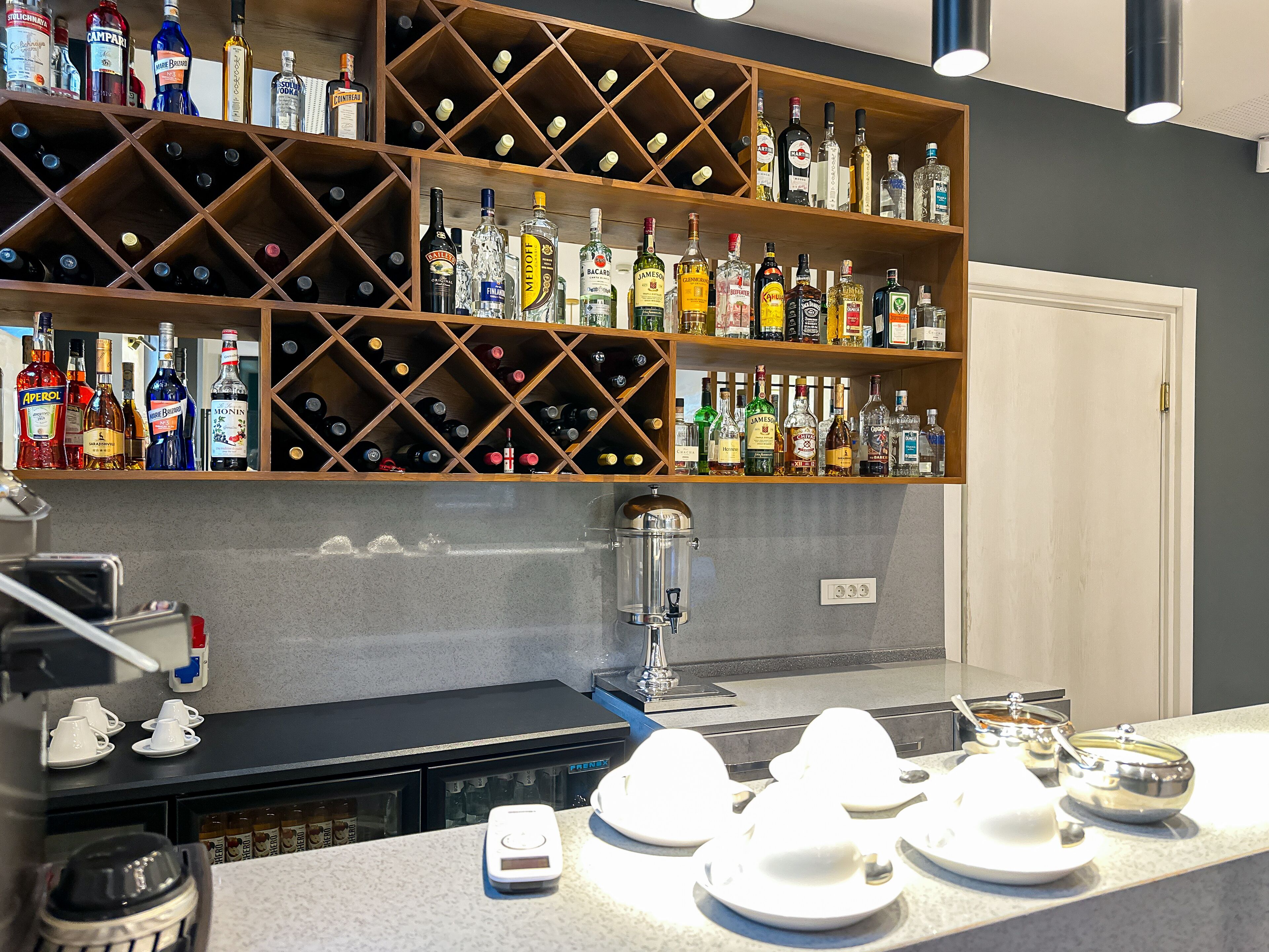 Un'area bar con scaffali di bottiglie di liquore e una macchina per il caffè.