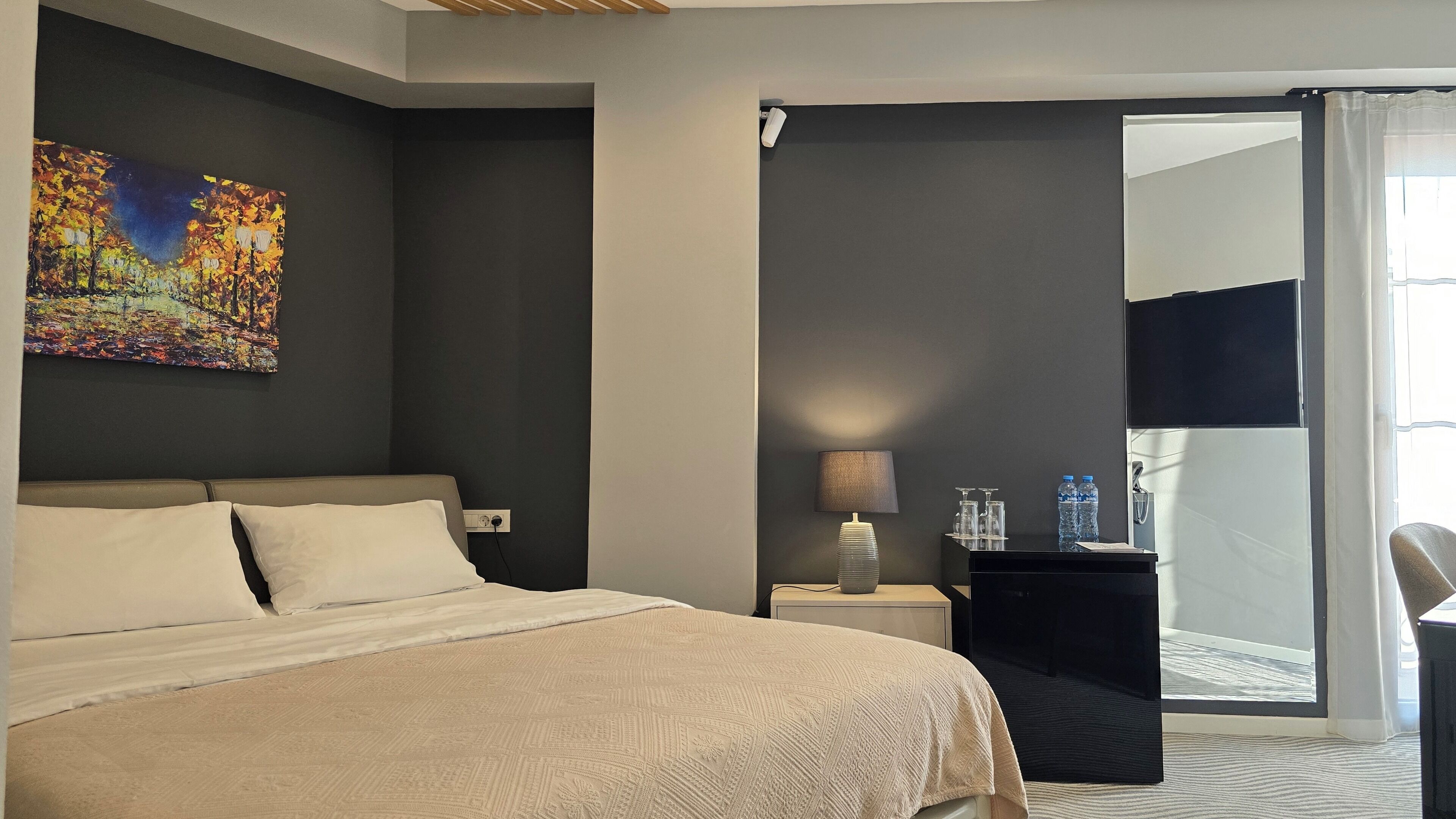 Economy Double Room, 1 King Bed | Premium bedding, minibar, in-room safe, desk