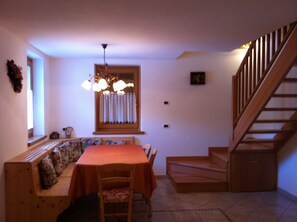 Apartment, 2 Bedrooms | In-room dining