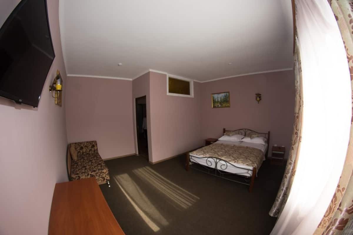 Habitación triple superior | Tabla de planchar con plancha, camas extra y wifi gratis 