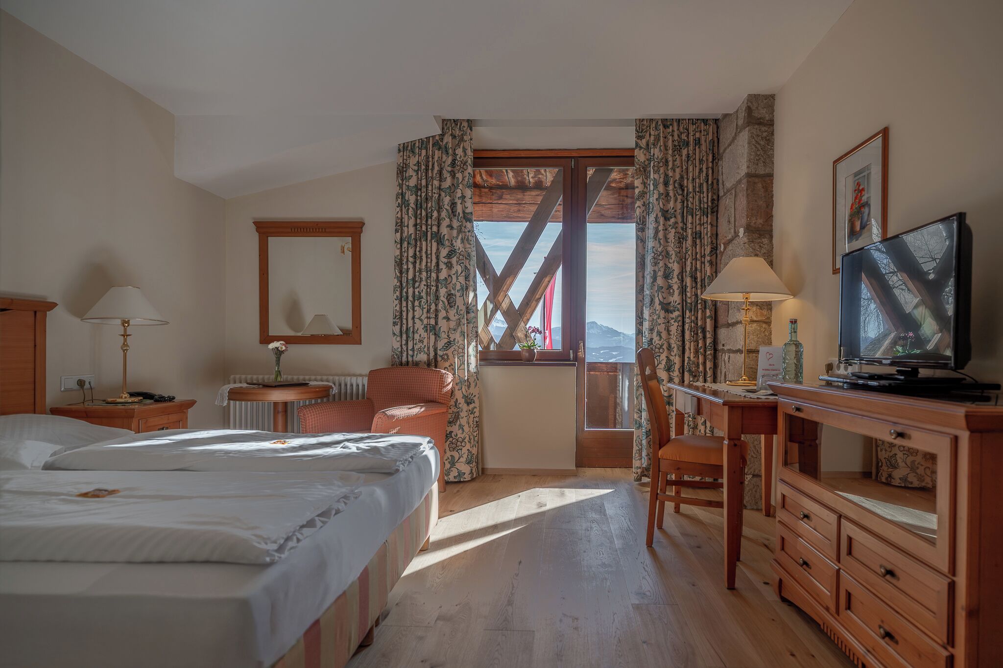Double Room, Balcony, Mountain View (mit Südbalkon und Dolomitenblick) | In-room safe, individually decorated, individually furnished, desk