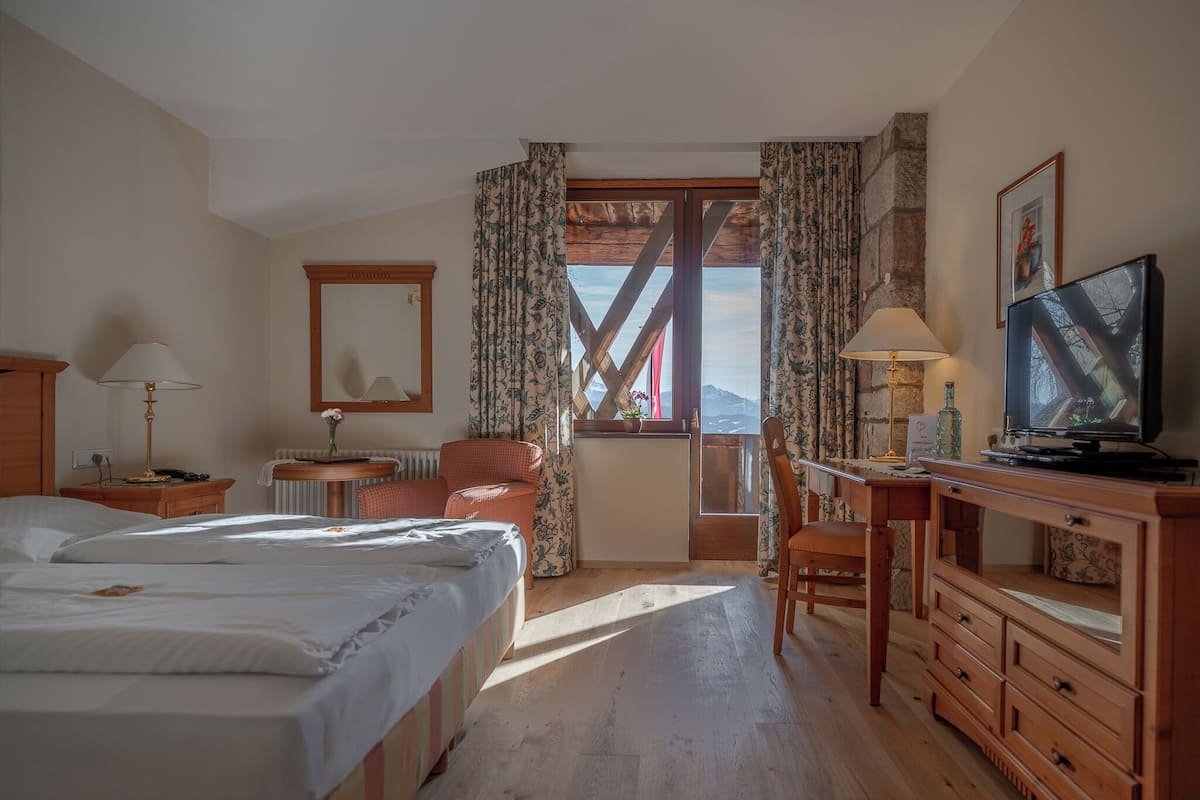 Double Room, Balcony, Mountain View (mit Südbalkon und Dolomitenblick)