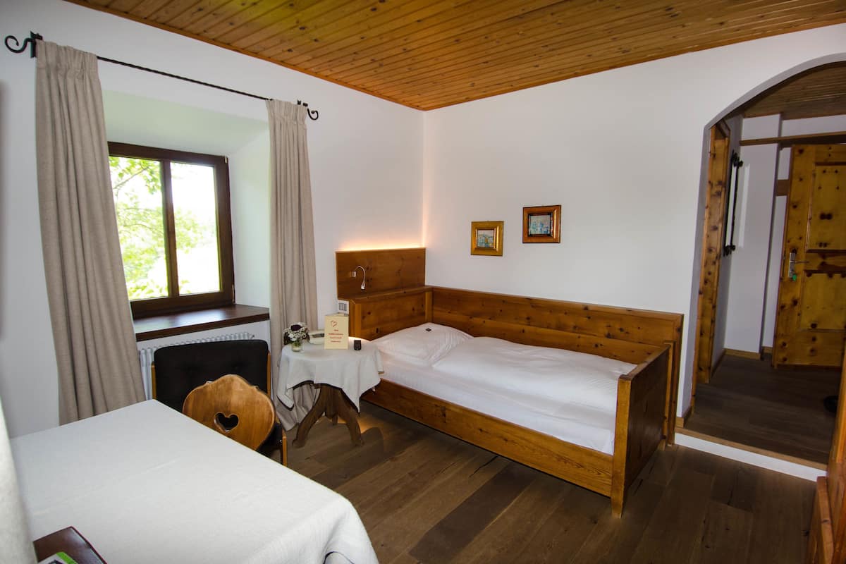 Habitación individual tradicional (Ansitz) | Caja fuerte, decoración individual, mobiliario individual y escritorio